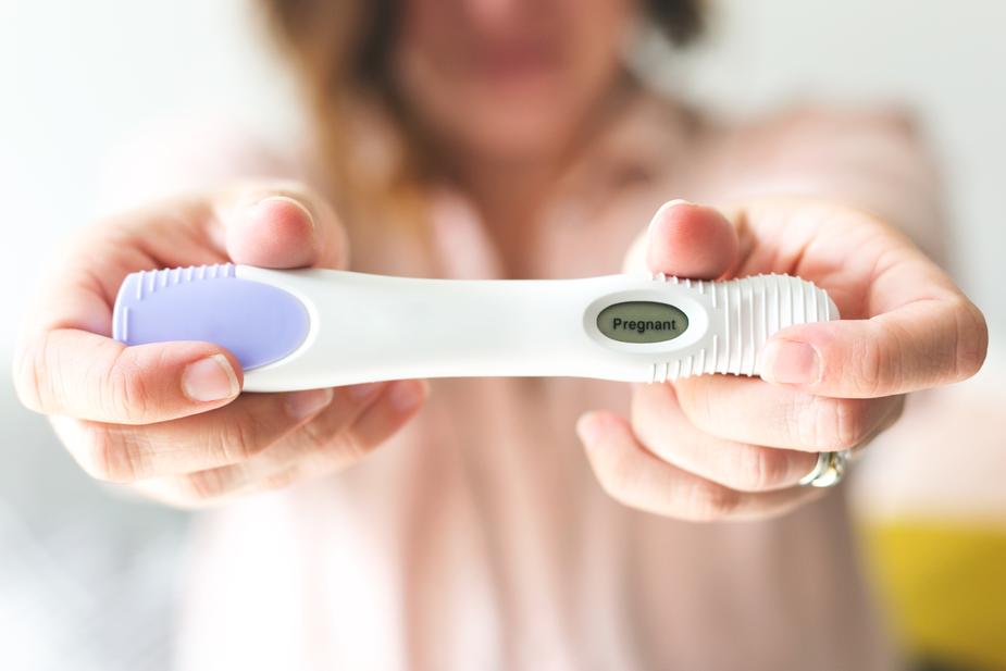 positive-pregnancy-test_925x
